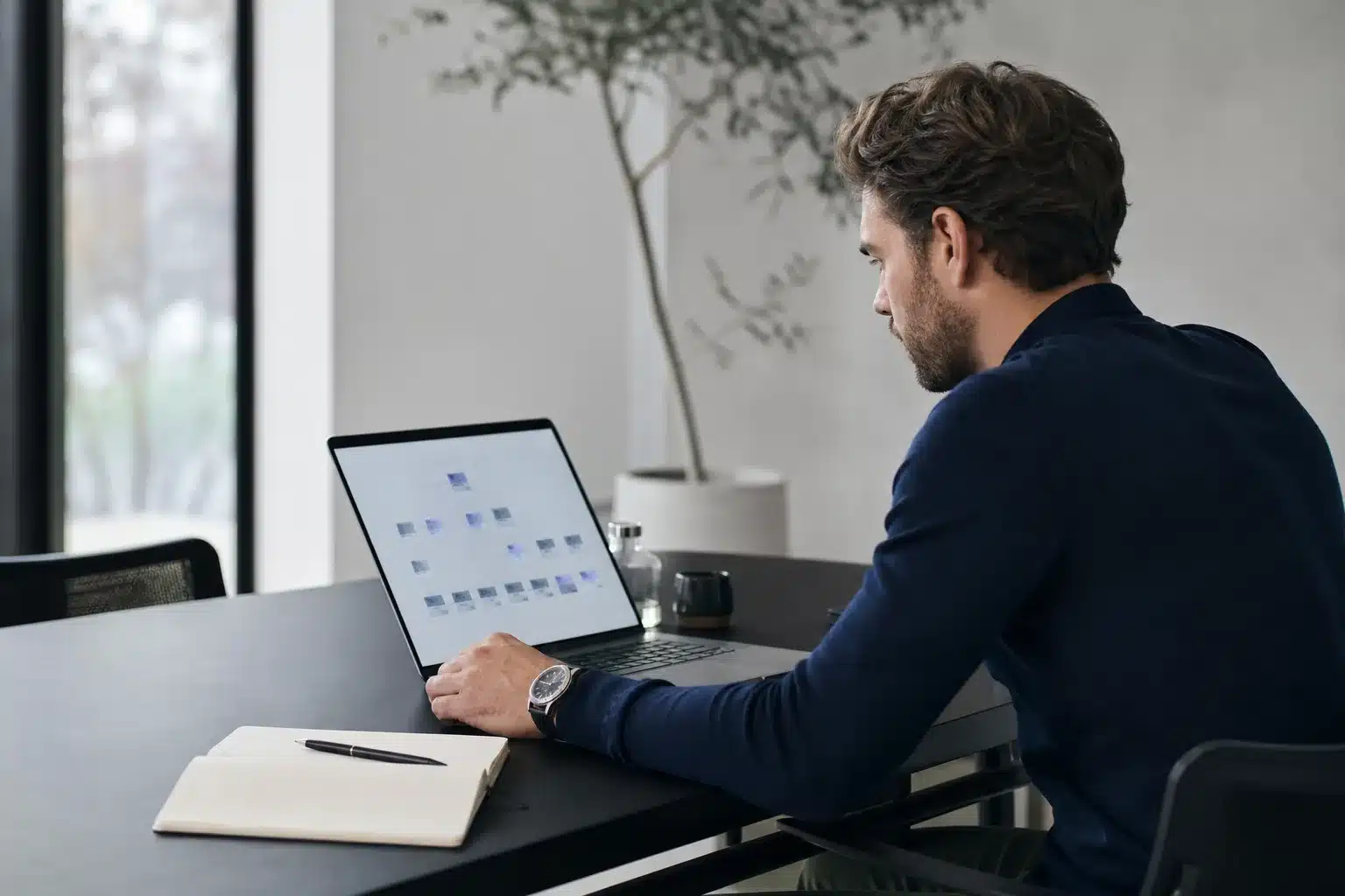 Ondernemer controleert de paginastructuur van een bedrijfswebsite op een laptop